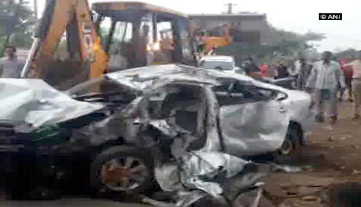 Five killed as car rams into tree