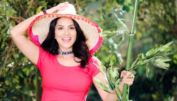 Once again Veeramadevi actress Sunny Leone has landed into trouble; FIR lodge against her 