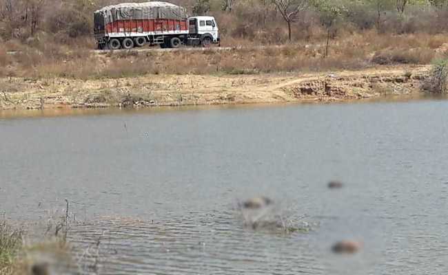 Five bodies found in Andhra lake, role of sanders smugglers suspected