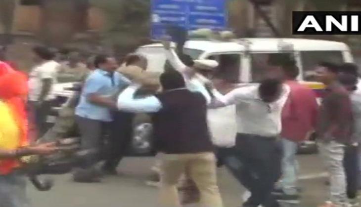 Maha Youth Congress waves black flag at Ramdev's convoy