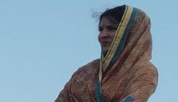 After Hrithik Roshan, pics of Anushka Sharma from 'Sui Dhaaga' set are getting leaked and she is totally unrecognizable