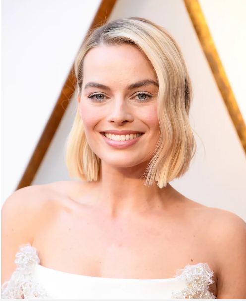 I, Tonya actress Margot Robbie suffers a wardrobe malfunction at the Oscars 2018