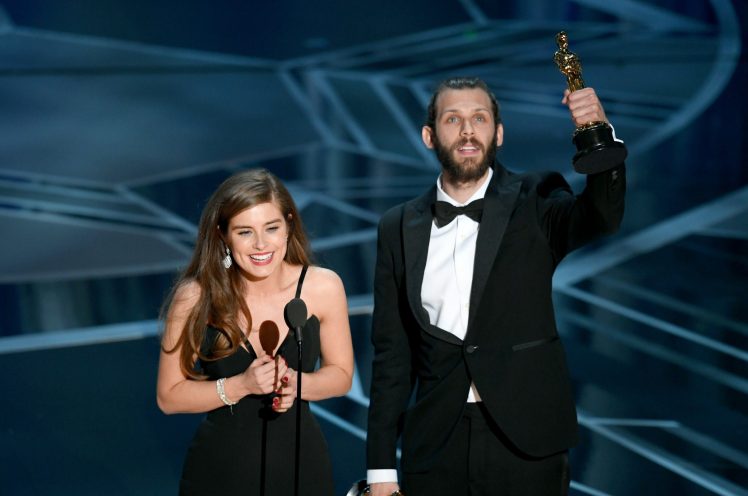 Oscar winner uses sign language in acceptance speech
