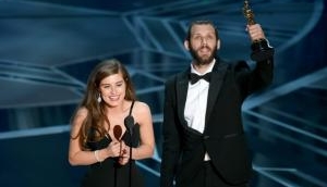 Oscar winner uses sign language in acceptance speech