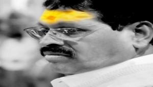 An unidentified man duped Maharashtra's former Minister of Rs 1.33 lakh for special mobile number and iphone