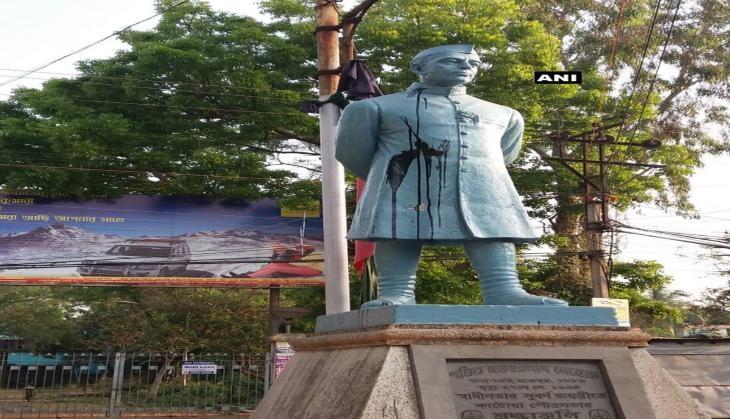 nehru statue.