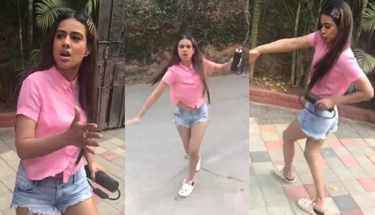 nia sharma dance on road