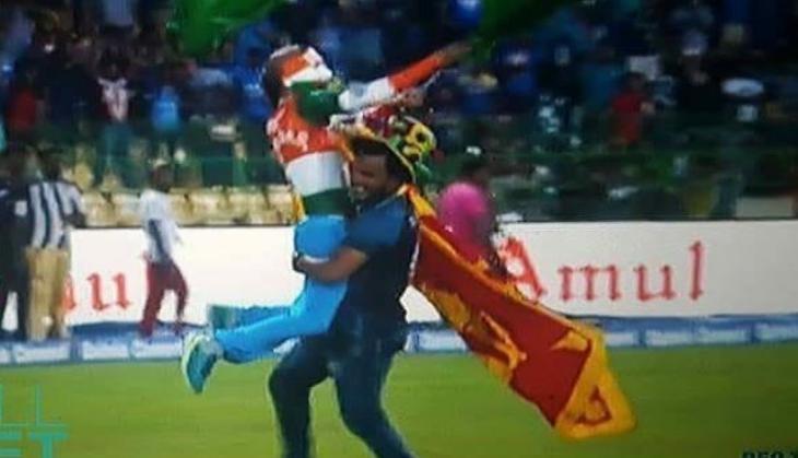 great gesture by indian team, India captain Rohit Sharma, Rohit Sharma in Nidahas trophy. Nidahas trophy final match, Nidahas trophy Bangladesh, Bangladesh News, dinesh Karthik, dinesh Karthik six, Cricket News, Cricket News in hindi, Sports news, Sports news in hindi