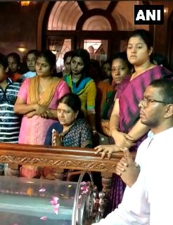 Sasikala reaches Thanjavur to perform husband's last rites