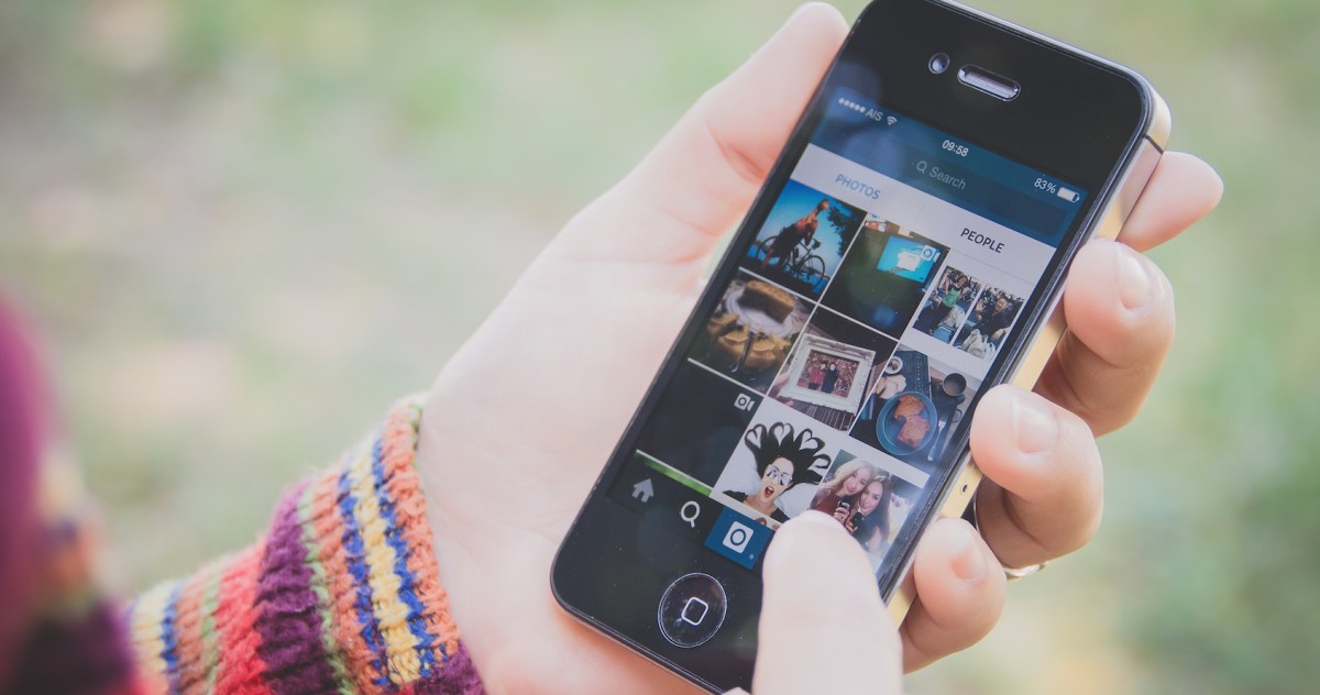 Instagram finally launches chronological news feed again 