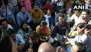 Mediapersons gherao Delhi Police HQ to protest cops' assault on 2 female journos