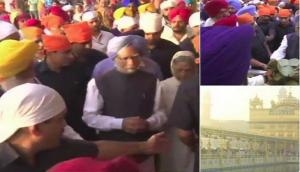 Manmohan Singh pays obeisance at Golden Temple