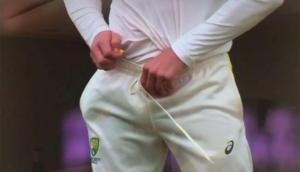 Video: बॉल टेंपरिंग करते पकड़ा गया ऑस्ट्रेलियाई क्रिकेटर, टीम को थी जानकारी