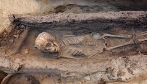 ‪‪Coffin Birth: Skeleton of a medieval woman unearthed having a hole in the skull and fetus near the pelvis