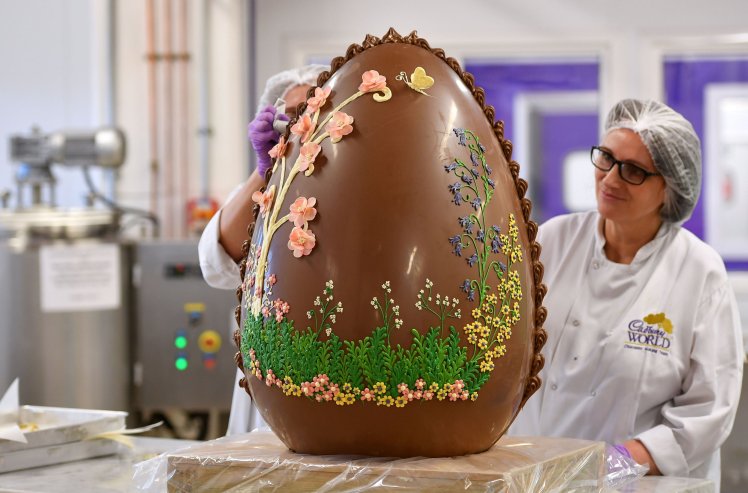 Cadbury World has designed three feet tall Easter egg in ‪Birmingham‬