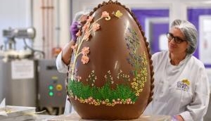 Cadbury World has designed three feet tall Easter egg in ‪Birmingham‬