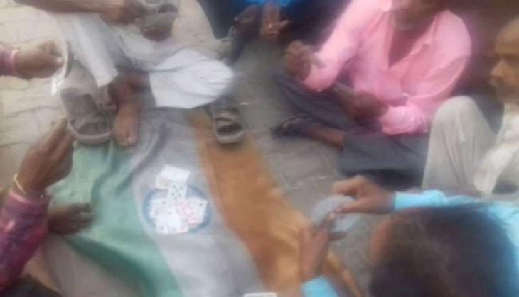 gambler insults, gambler insults national flag, gambler insults flag in Bulandshahr, Bulandshahr news, Bulandshahr News in Hindi, gambling on Tri colour flag