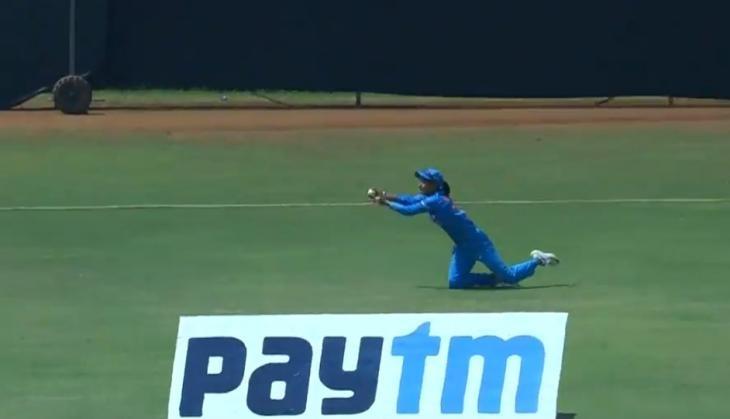 Harmanpreet Kaur, Harmanpreet Kaur stunning catch, Harmanpreet Kaur Catch with one hand, Harmanpreet Kaur catch, Harmanpreet Kaur catch in t20 Tri-Series, Harmanpreet Kaur against england, Cricket news, Cricket news in Hindi, Sports News, Sports News in Hindi