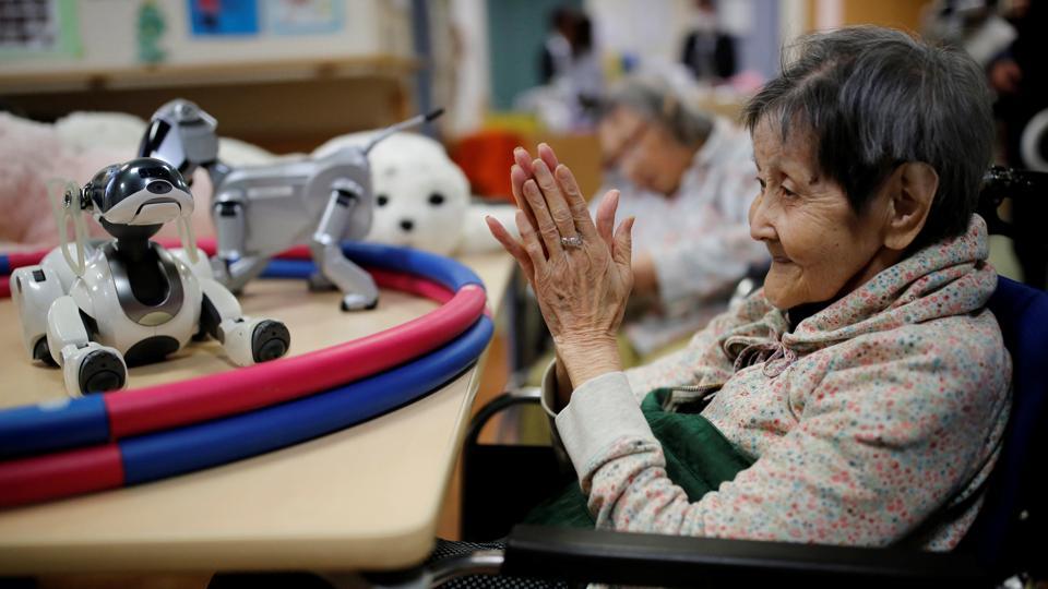 Ageing Japan: Japanese robots Paro to help elderly people 
