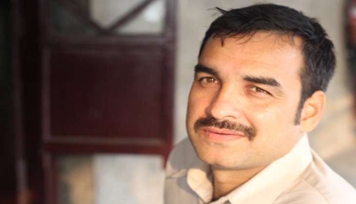 Pankaj Tripathi dons bell-bottoms, multi-coloured shirts in 'Shakeela'