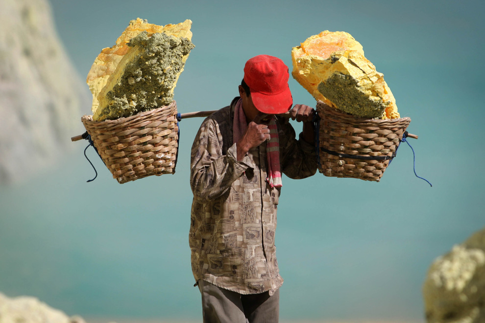 Stunning: Indonesia's sulphur mines turn into major tourist destination; photos inside 