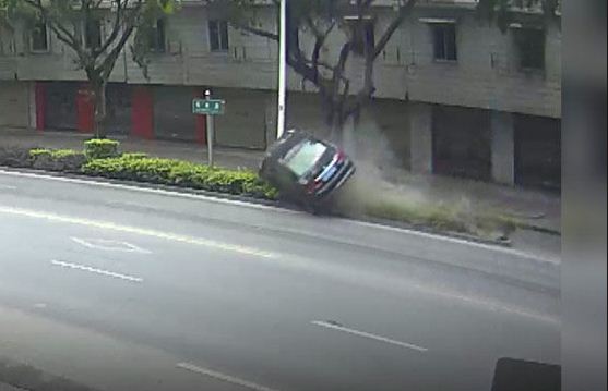 Unbelievable! Car flipped twice after trashing divider, driver arised uninjured; watch video