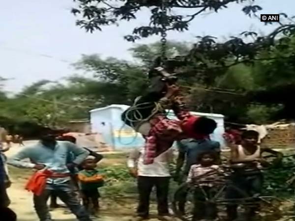 Man hung upside down, beaten for stealing mobile phone in Bihar
