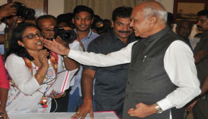 Cheeky Trouble! Tamil Nadu Governor pats woman journalist on the cheek; triggers outrage, journalists demands apology 