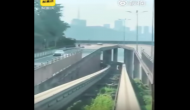 चीन: ये तूफानी ट्रेन लोगों को देती है रोमांचकारी अनुभव, देखें वीडियो