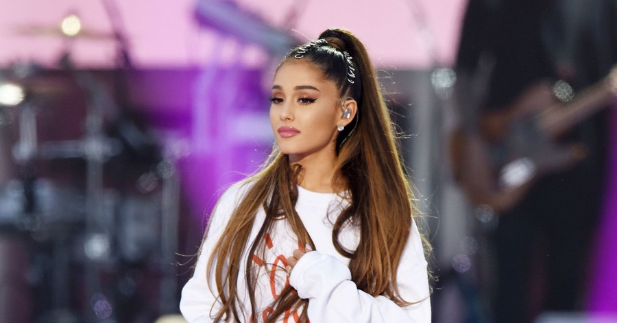 American singer Ariana Grande offers homage to Manchester attack victims