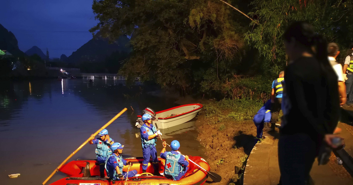 Watch Video: 17 dead after 2 dragon boats capsize in southern China