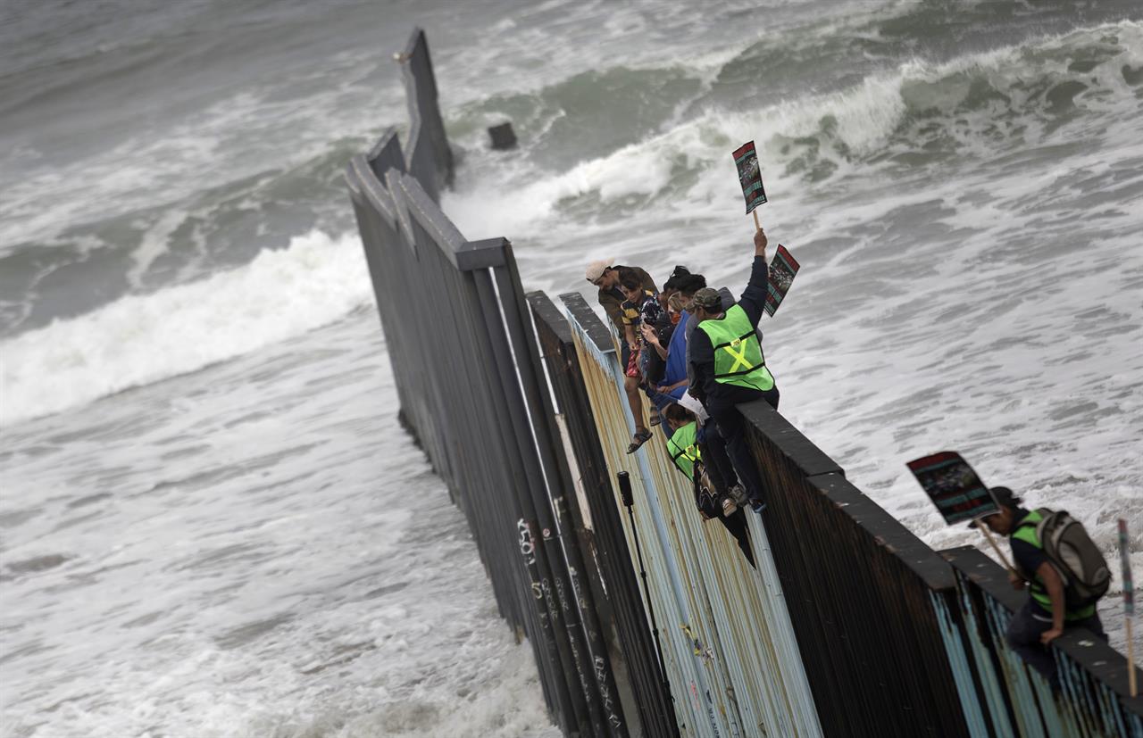 As US-Mexico border crossing shuts, asylum seekers climb 'the wall' in desperation 