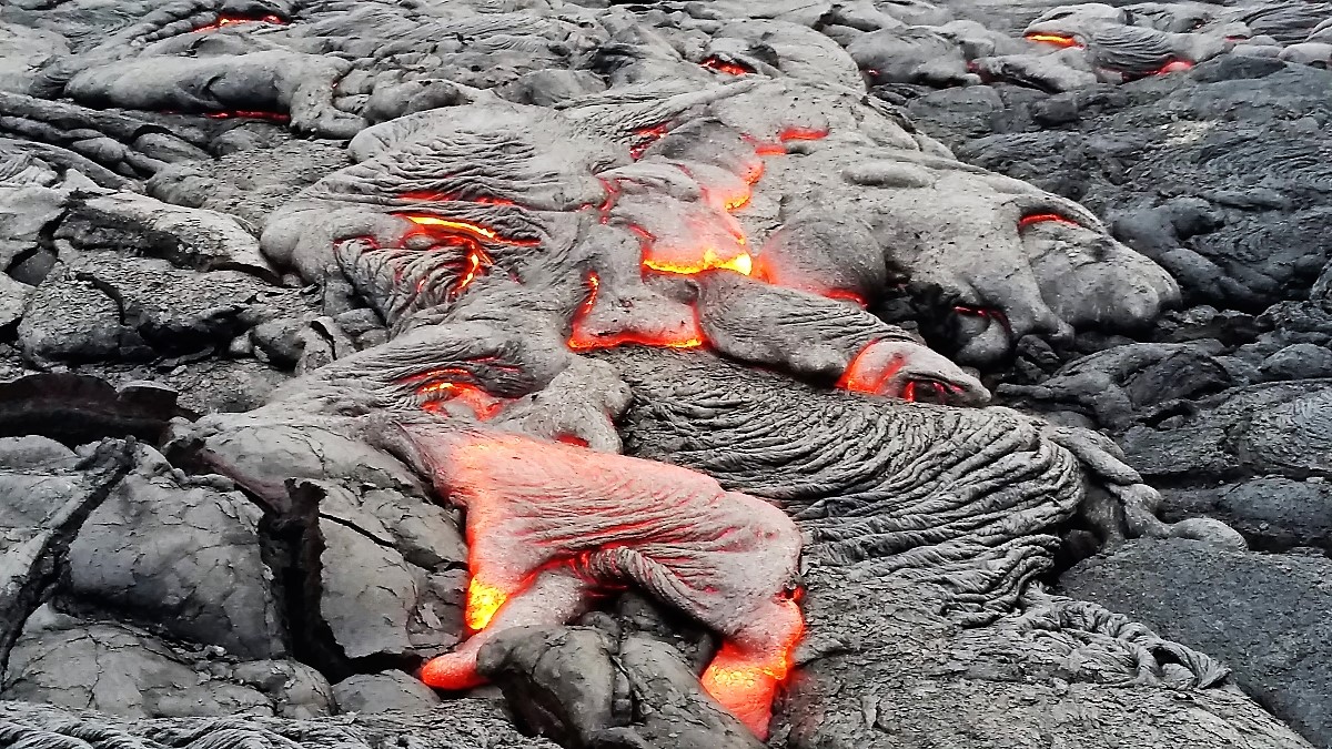 10,000 lives at risk in Hawaii island as 100 earthquake tremors felt, growing fear of volcanic eruption