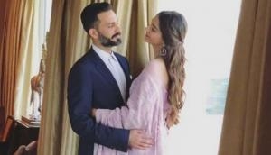 Pregnant Sonam Kapoor enters third-trimester, Husband Anand compliments!