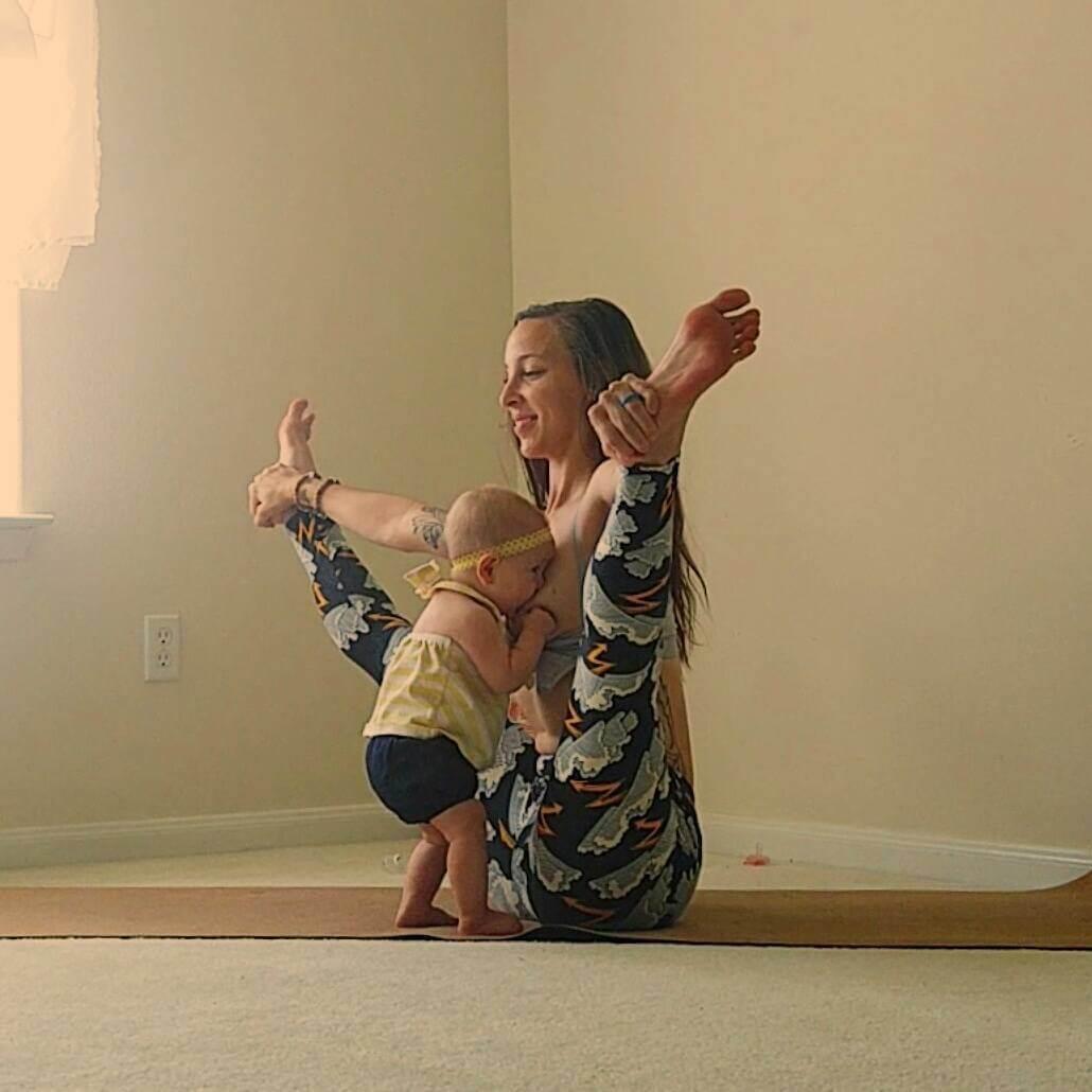 Omg Pictures Of Woman Performing Yoga Asanas While Breastfeeding Her