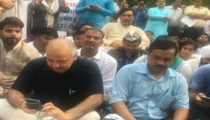  Arvind Kejriwal, ministers stage sit-in at LG office