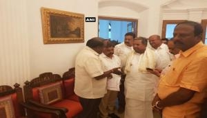 कर्नाटक चुनाव: राज्यपाल BJP को दे सकते हैं सरकार बनाने का न्योता, कुमारस्वामी को लेकर कांग्रेस भी पहुंची