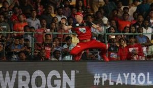 RCB vs SRH: AB De Villiers took 360 degree catch on field, Virat Kohli calls him 'Spiderman'; see video