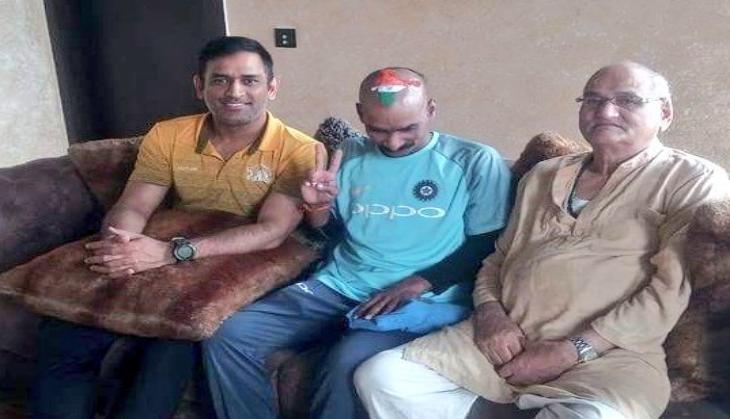 MS Dhoni With Sachin Fan Sudhir