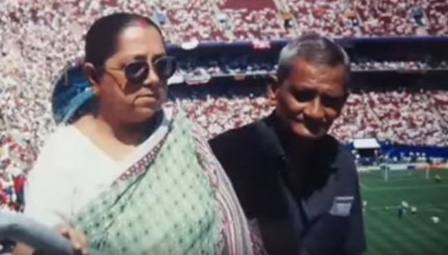 Amazing! This Indian couple is the biggest football fan, have visited ten FIFA World Cup since 1982