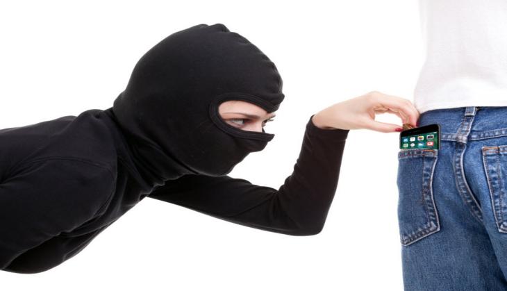 Love is Blind: Shocking! Two college girls stole at least 38 phones in Mumbai local for the same boyfriend they love