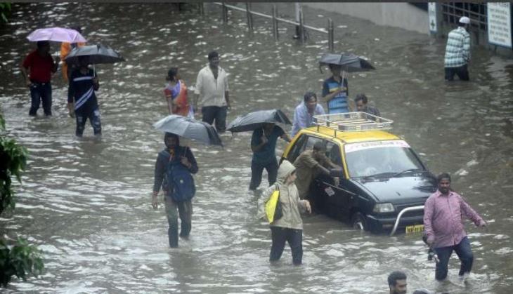 Mumbai police constable emerges 'hero' after standing in harsh rain and wind to manage the traffic; see picture; video inside