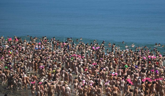 2505 Irish women break world record with mass nude swimming in the Irish Sea