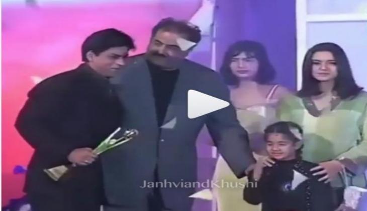 jhanvi kapoor gives award to shahrukh khan for best actor