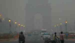 Delhi: Thick layer of smog shrouds national capital, AQI remains in 'very poor' category