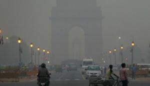 Delhi: Thick layer of smog shrouds national capital, AQI remains in 'very poor' category