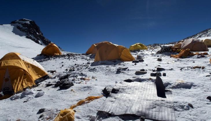 Mount Everest The High Altitude Rubbish Dump Of The World Environment News In Hindi द न य क सबस ऊ च च ट पर मह स कट म उ ट एवर स ट पर बच ग क ड क पह ड Catch Hindi