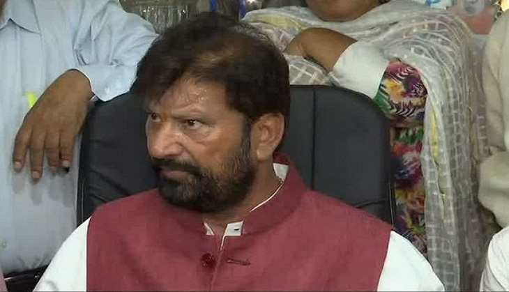 BJP leader threatens journalists, asks to 'draw a line'