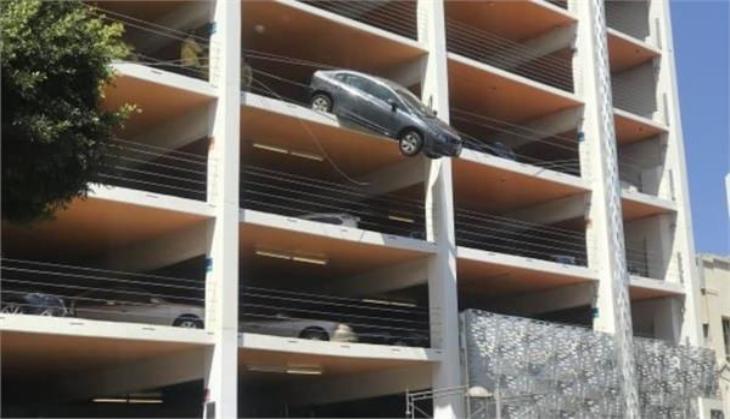 Car Hang From 4th Floor