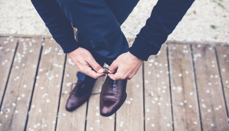 Man Tie Shoe